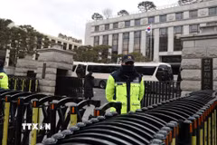 Cảnh sát gác bên ngoài Tòa án Hiến pháp ở Seoul, nơi diễn ra phiên luận tội Tổng thống Hàn Quốc Yoon Suk Yeol, ngày 25/2/2025. (Ảnh: THX/TTXVN)