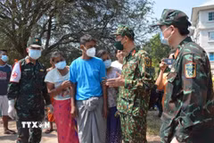 Lượng cứu nạn Công binh QĐND Việt Nam và gia đình một nạn nhân ở Myanmar. (Ảnh: TTXVN phát)