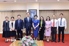 Tổng Giám đốc Thông tấn xã Việt Nam Vũ Việt Trang, Đại sứ Trung Quốc tại Việt Nam Hà Vĩ cùng các đại biểu. (Ảnh: Minh Đức/TTXVN)