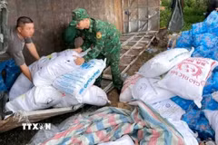 Chính quyền địa phương xã Bắc Lý (huyện Kỳ Sơn), lực lượng biên phòng Đồn biên phòng Mỹ Lý (Bộ đội biên phòng Nghệ An) và Công an đã có mặt tại hiện trường hỗ trợ chủ xe thu gom hàng hóa, nhu yếu phẩm, dọn dẹp hiện trường và điều tiết giao thông. (Ảnh: TTXVN phát)