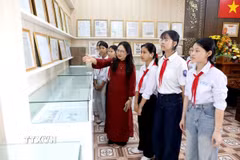 Trong căn phòng truyền thống tại Trường THCS Tây Thụy Anh, những kỷ vật bình dị của cô giáo, liệt sỹ Bùi Thị Thanh Xuân đã trở thành cầu nối giữa quá khứ và hiện tại, giúp các thế hệ học sinh hiểu hơn về sự hy sinh của thế hệ đi trước. (Ảnh: Thế Duyệt/TTXVN)