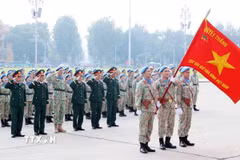 Đội Công binh số 4 thực hiện nghi lễ chào cờ tại lễ báo công dâng Bác. (Ảnh: An Đăng/TTXVN)