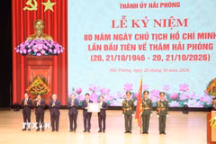 Thừa ủy quyền của Chủ tịch nước, đồng chí Trịnh Văn Quyết, Ủy viên Bộ Chính trị, Bí thư Trung ương Đảng, Trưởng Ban Tuyên giáo Trung ương tặng Huân chương Lao động hạng Nhất cho Đảng bộ, chính quyền và nhân dân thành phố Hải Phòng. (Ảnh: Mạnh Tú/TTXVN)
