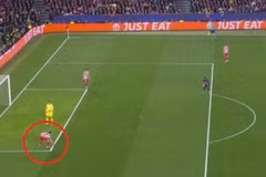 Tình huống gây tranh cãi ở trận Barcelona thua Atletico tại Nou Camp.