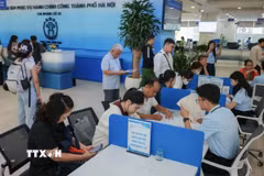 Công dân đến làm thủ tục hành chính được hướng dẫn, tư vấn miễn phí, giải đáp những thắc mắc về các thủ tục, đặc biệt trong thủ tục đất đai. (Ảnh: Hoàng Hiếu/TTXVN)
