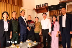 Đoàn công tác thăm hỏi, động viên gia đình chính sách tại thành phố Buôn Ma Thuột, tỉnh Đắk Lắk. (Ảnh: Tuấn Anh/TTXVN)