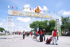 Công dân Việt Nam do lực lượng chức năng Campuchia trao trả tại Cửa khẩu quốc tế Dinh Bà (xã Tân Hộ Cơ, tỉnh Đồng Tháp). (Ảnh: Nhựt An/TTXVN)