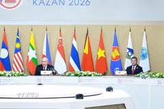 Tổng thống Nga Vladimir Putin và Thủ tướng Lê Minh Hưng cùng Trưởng đoàn các nước tham dự Hội nghị Cấp cao Kỷ niệm 35 năm quan hệ ASEAN-Nga làm việc về hội nhập Á-Âu. (Ảnh: Dương Giang/TTXVN)