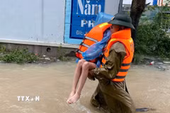 Chiến sỹ Phòng Cảnh sát phòng cháy, chữa cháy và cứu nạn, cứu hộ (Công an tỉnh Thanh Hóa) nỗ lực tiếp cận hộ dân vùng lũ ở thôn Bái, xã Trường Lâm (Thanh Hóa). (Ảnh: TTXVN phát)