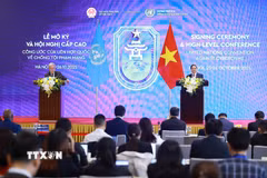 Thủ tướng Phạm Minh Chính cùng Tổng Thư ký Liên hợp quốc tại cuộc gặp gỡ báo chí Lễ mở ký và Hội nghị cấp cao Công ước của Liên hợp quốc về chống tội phạm mạng. (Ảnh: Dương Giang/TTXVN)