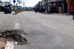 Trên tuyến Quốc lộ 1A qua địa bàn tỉnh Lâm Đồng, mặt đường xuất hiện nhiều vị trí hư hỏng, ổ gà ảnh hưởng nghiêm trọng đến an toàn giao thông. (Ảnh: Nguyễn Thanh/TTXVN)