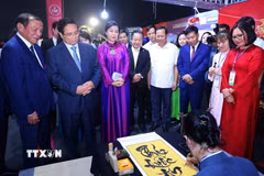 Thủ tướng Phạm Minh Chính tham quan không gian văn hóa của Việt Nam tại Lễ hội Văn hóa Thế giới tại Hà Nội. (Ảnh: Dương Giang/TTXVN)