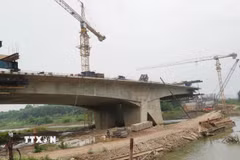 Thi công cầu Quang Vinh 1 thuộc Dự án xây dựng cầu Quang Vinh 1, cầu Quang Vinh 2 và hệ thống đường giao thông kết nối phường Linh Sơn, phường Quan Triều. (Ảnh: Hoàng Nguyên/TTXVN)