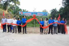 Khánh thành công trình đường bêtông nông thôn do Đoàn thanh niên TTXVN và Ngân hàng Vietcombank tài trợ. (Ảnh: Tiến Vĩnh/TTXVN)
