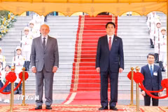 Chủ tịch nước Lương Cường và Tổng thống Brazil Luiz Inácio Lula da Silva nghe quân nhạc cử Quốc thiều hai nước. (Ảnh: Lâm Khánh/TTXVN)