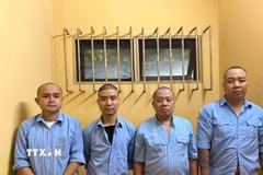 Các đối tượng trong ổ nhóm cá độ bóng đá hàng chục tỷ đồng bị bắt giữ. (Ảnh: TTXVN phát)