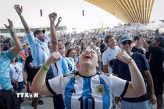 Cổ động viên đội tuyển Argentina bùng nổ cảm xúc sau khi đội nhà lội ngược dòng thắng tuyển Anh tiến vào Chung kết. (Ảnh: THX/TTXVN phát)