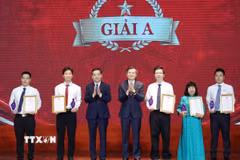 Các tác giả, nhóm tác giả nhận giải A. (Ảnh: Phương Hoa/TTXVN)