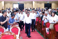 Thường trực Ban Bí thư Trần Cẩm Tú tiếp xúc cử tri thành phố Đà Nẵng. (Ảnh: Phương Hoa/TTXVN)