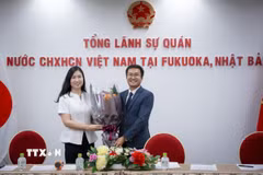 Tổng Lãnh sự Trịnh Thị Mai Phương tặng hoa chúc mừng Hiệp hội Doanh nghiệp Xúc tiến Thương mại và Đầu tư Việt Nam tại Kyushu. (Ảnh: Xuân/TTXVN)