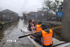 Bộ đội Biên phòng Hà Tĩnh hỗ trợ di dời người dân ra khỏi vùng ngập lụt. (Ảnh minh họa. Hoàng Ngà/TTXVN)