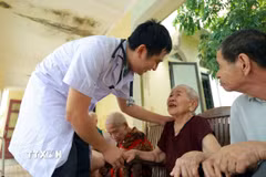 Những cử chỉ chăm sóc tận tình mang đến sự ấm áp cho người có công và đối tượng bảo trợ xã hội. (Ảnh: Hữu Quyết/TTXVN)