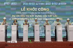 Các đại biểu thực hiện nghi thức khởi công dự án cầu Cát Lái, cầu Long Hưng. (Ảnh: Công Phong/TTXVN)