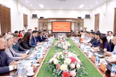 Quang cảnh buổi làm việc giữa lãnh đạo tỉnh Phú Thọ với Đoàn Tổ chức xã hội toàn Nga Opora Rossii Chi nhánh Sakhalin, Liên bang Nga. (Ảnh: Hoàng Hùng/TTXVN)