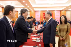 Tổng Bí thư Tô Lâm với các đại biểu tham dự Chương trình Xuân Quê hương 2026. (Ảnh: An Đăng/TTXVN)