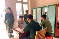 Lực lượng chức năng lấy lời khai của đối tượng về quá trình xuất cảnh sang Campuchia và tìm đường trở về Việt Nam. (Ảnh: TTXVN phát)