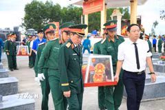 Đưa hài cốt các liệt sỹ về nơi an nghỉ cuối cùng. (Ảnh: TTXVN phát)
