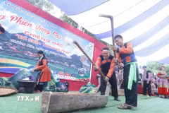 Thi giã bánh dày tại phiên chợ vùng cao “Về miền nhớ thương” ở Mường Lựm, xã Chiềng Hặc. (Ảnh: Quang Quyết/TTXVN)