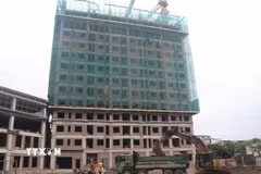 Chủ đầu tư khẩn trương xây dựng khu tòa nhà CT3B cho người dân đến ở. (Ảnh: Trịnh Duy Hưng/TTXVN)