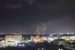 Khói bốc lên sau cuộc không kích tại Sanaa, Yemen, ngày 15/3/2025. (Ảnh: THX/TTXVN)