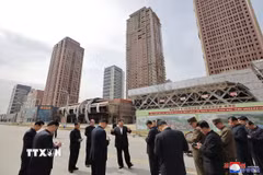 Nhà lãnh đạo Triều Tiên Kim Jong Un thị sát công trường xây dựng 10.000 căn hộ tại khu vực Hwasong ở Bình Nhưỡng ngày 15/3/2025. (Ảnh: KCNA/TTXVN)