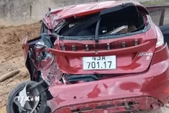 Một xe ôtô bị hư hỏng trong vụ tai nạn. (Ảnh: TTXVN phát)