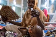Em nhỏ bị suy dinh dưỡng được điều trị tại N'djamena, CH Chad. (Ảnh: AFP/TTXVN)