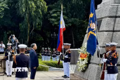 Tổng Bí thư, Chủ tịch nước Tô Lâm dâng hoa tưởng niệm Anh hùng dân tộc Jose Rizal của Philippines. (Ảnh: TTXVN)
