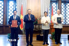 Tổng Bí thư, Chủ tịch nước Tô Lâm và Tổng thống Philippines Ferdinand Romualdez Marcos Jr. chứng kiến lễ trao các văn kiện hợp tác giữa hai nước. (Ảnh: Thống Nhất/TTXVN)