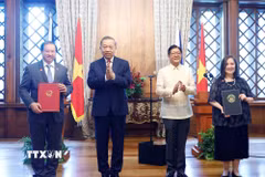Tổng Bí thư, Chủ tịch nước Tô Lâm và Tổng thống Philippines Ferdinand Romualdez Marcos Jr. chứng kiến lễ trao các văn kiện hợp tác giữa hai nước. (Ảnh: Thống Nhất/TTXVN)