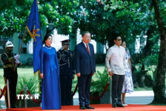 Tổng Bí thư, Chủ tịch nước Tô Lâm và Phu nhân cùng Tổng thống Philippines Ferdinand Romualdez Marcos Jr. và Phu nhân trên bục danh dự, nghe Quân nhạc cử Quốc thiều hai nước. (Ảnh: Thống Nhất/TTXVN)