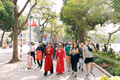 Du khách trong nước và quốc tế du xuân bên hồ Hoàn Kiếm trong ngày mùng 3 Tết Nguyên đán Ất Tỵ 2025. (Ảnh: Phạm Kiên/TTXVN)