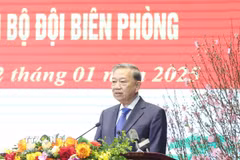Tổng Bí thư Tô Lâm chúc Tết cán bộ, chiến sỹ bộ đội biên phòng. (Ảnh: Thống Nhất/TTXVN)