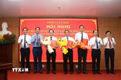 Lãnh đạo Tỉnh ủy, Ủy ban Nhân dân tỉnh trao quyết định của Chủ tịch UBND tỉnh và tặng hoa chúc mừng các đồng chí được điều động, bổ nhiệm. (Ảnh: Huỳnh Anh/TTXVN)