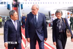 Chủ tịch UBND thành phố Hà Nội Vũ Đại Thắng đón Tổng thống Thụy Sĩ Guy Parmelin và Phu nhân tại sân bay quốc tế Nội Bài, Hà Nội. (Ảnh: Phạm Kiên/TTXVN)