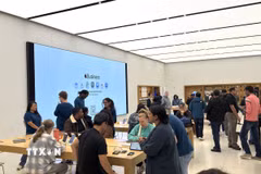 Khách hàng tìm hiểu các sản phẩm mới của Apple tại một cửa hàng ở Reston, khu đô thị thuộc hạt Fairfax, bang Virginia, Mỹ. (Ảnh: Ngọc Quang/TTXVN)