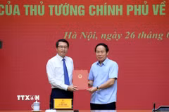 Phó Thủ tướng Lê Tiến Châu trao Quyết định của Thủ tướng Chính phủ bổ nhiệm ông Trần Anh Tiến giữ chức Phó Chủ nhiệm Văn phòng Chính phủ. (Ảnh: Tuấn Anh/TTXVN)