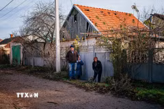 Người dân tại Kherson, Ukraine ngày 1/1/2023. (Ảnh: AFP/TTXVN)