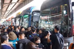 Không khí hối hả, tất bật hiện rõ trên từng khu vực chờ xe. (Ảnh: Nguyễn Thắng/TTXVN)