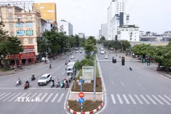 Đường Hoàng Quốc Việt vắng vẻ, yên tĩnh trong sáng 29/8. (Ảnh: Quốc Khánh/TTXVN)